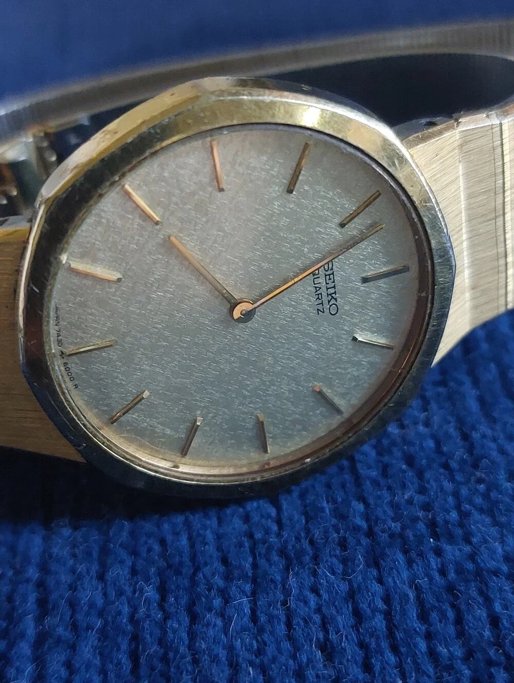 VTG 1983 Seiko Quartz Men’s Watch Gold Tone Textured Mesh Dial 7430-6000 Unisex